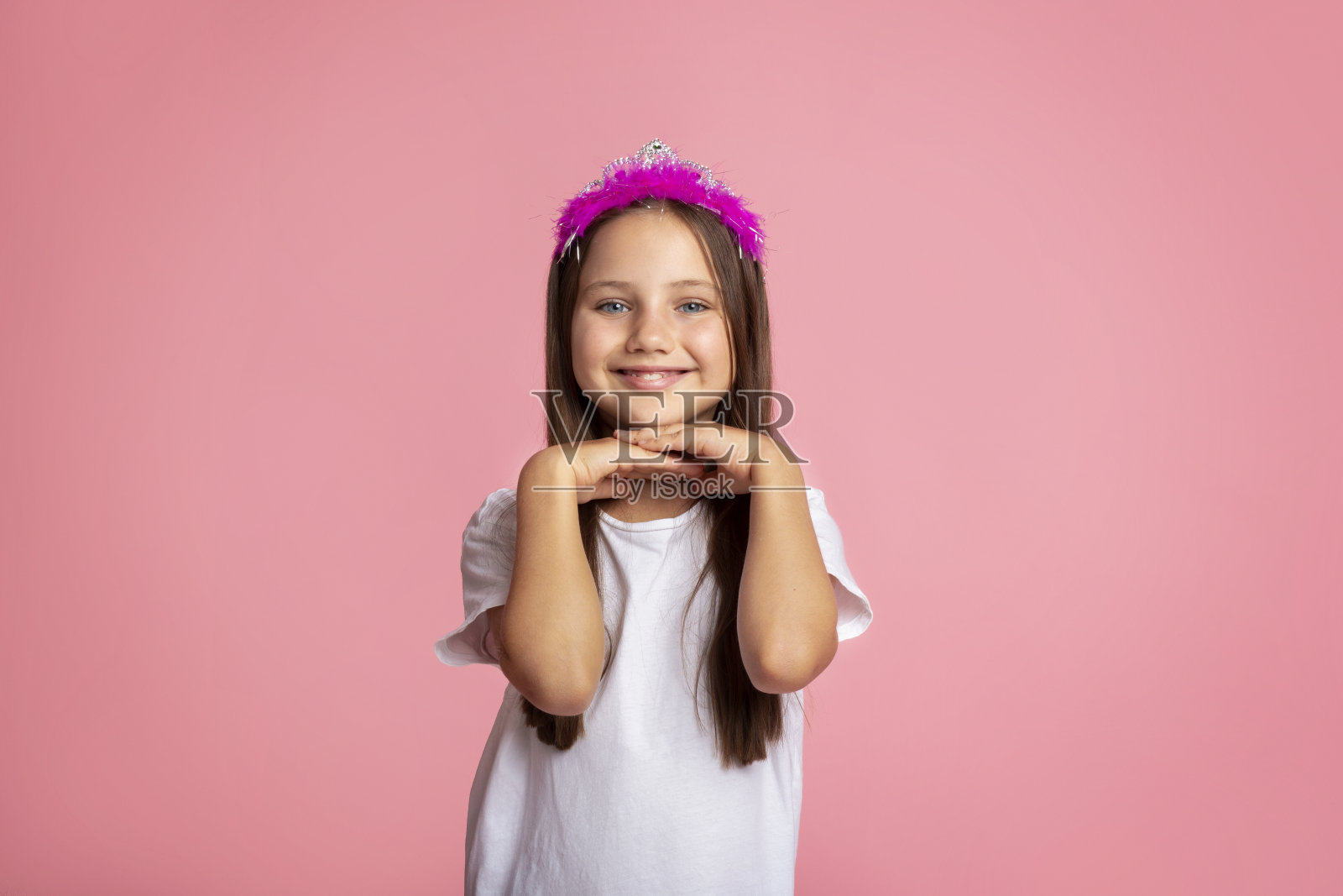 童年,美丽与时尚。戴着皇冠的快乐小女孩享受着美丽照片摄影图片