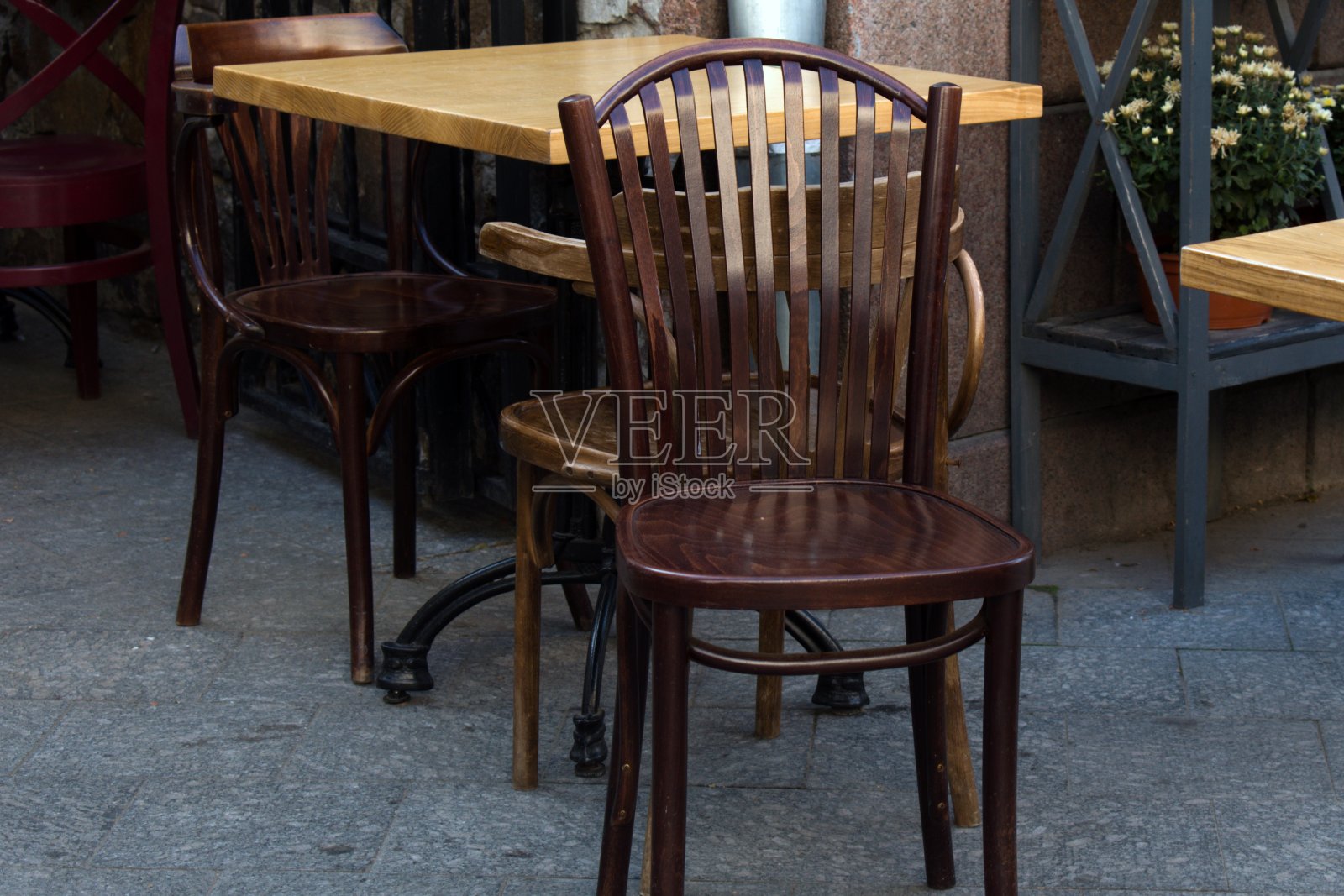 复古风格的棕色木椅在露天咖啡馆照片摄影图片