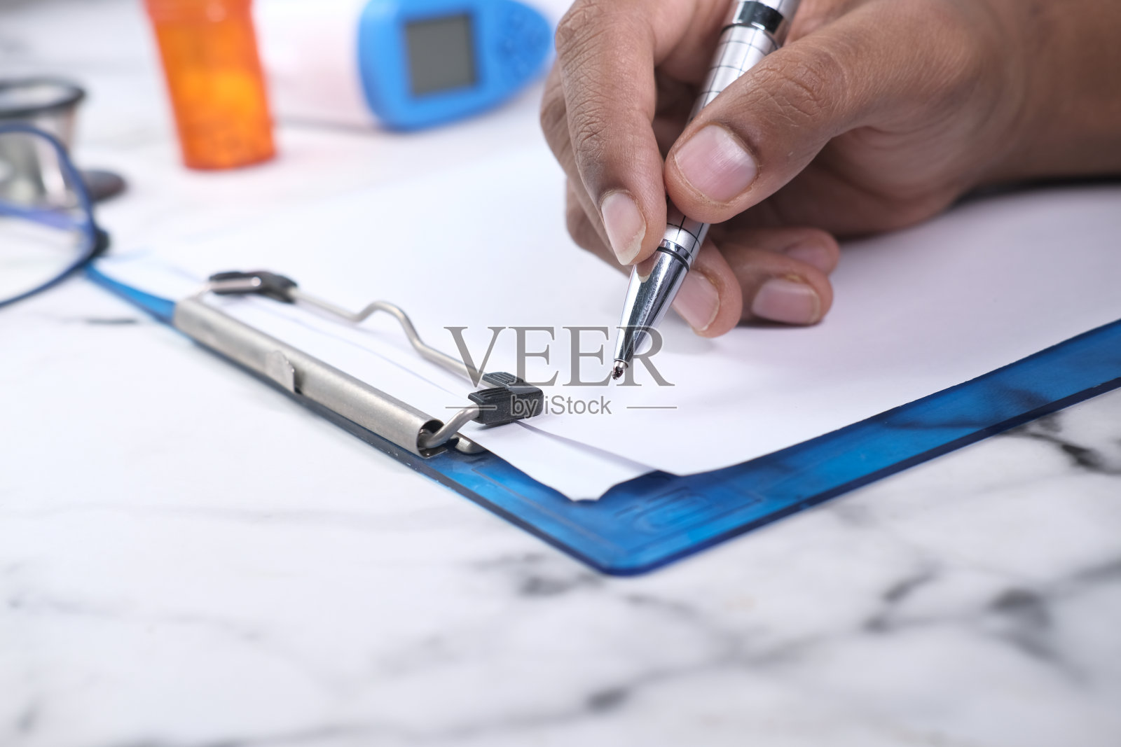 医生手写处方特写照片摄影图片