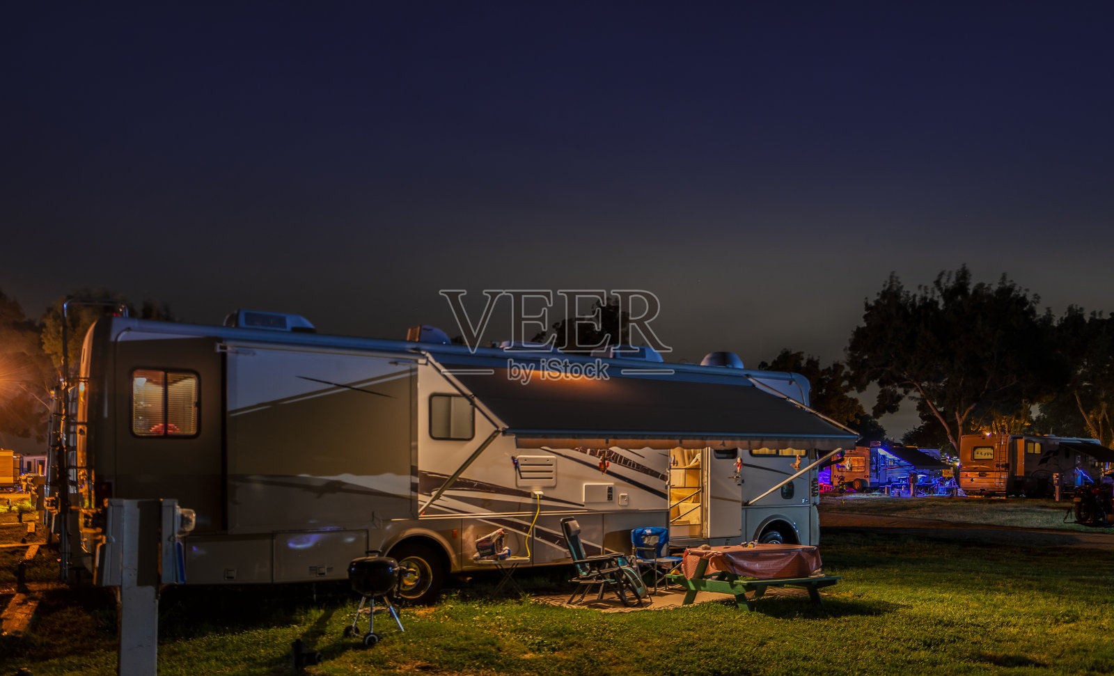 在美丽的天空下,房车里的夜晚照片摄影图片