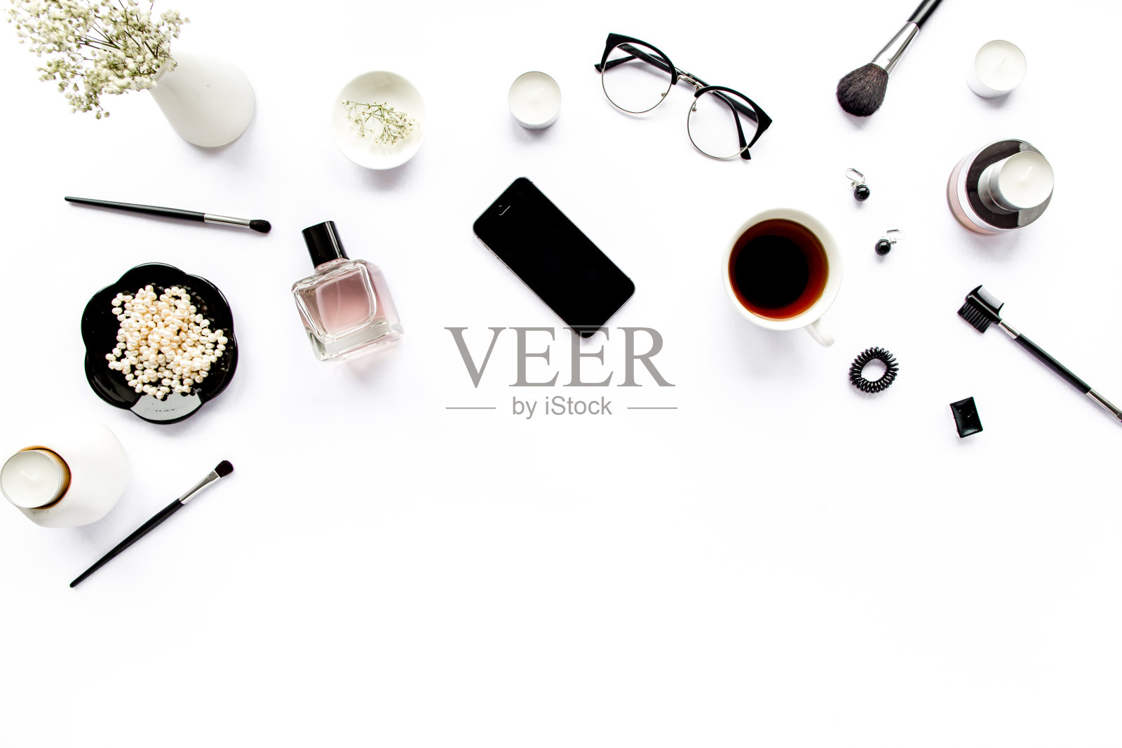 办公室桌子桌子上。复古相机,眼镜,手机,白底咖啡。平的组成、杂志。家庭办公室的工作空间。平躺,俯视图照片摄影图片