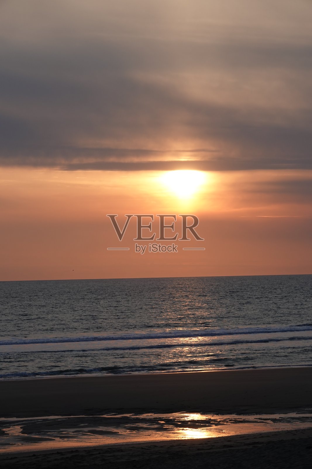 夕阳倒映在海面上照片摄影图片