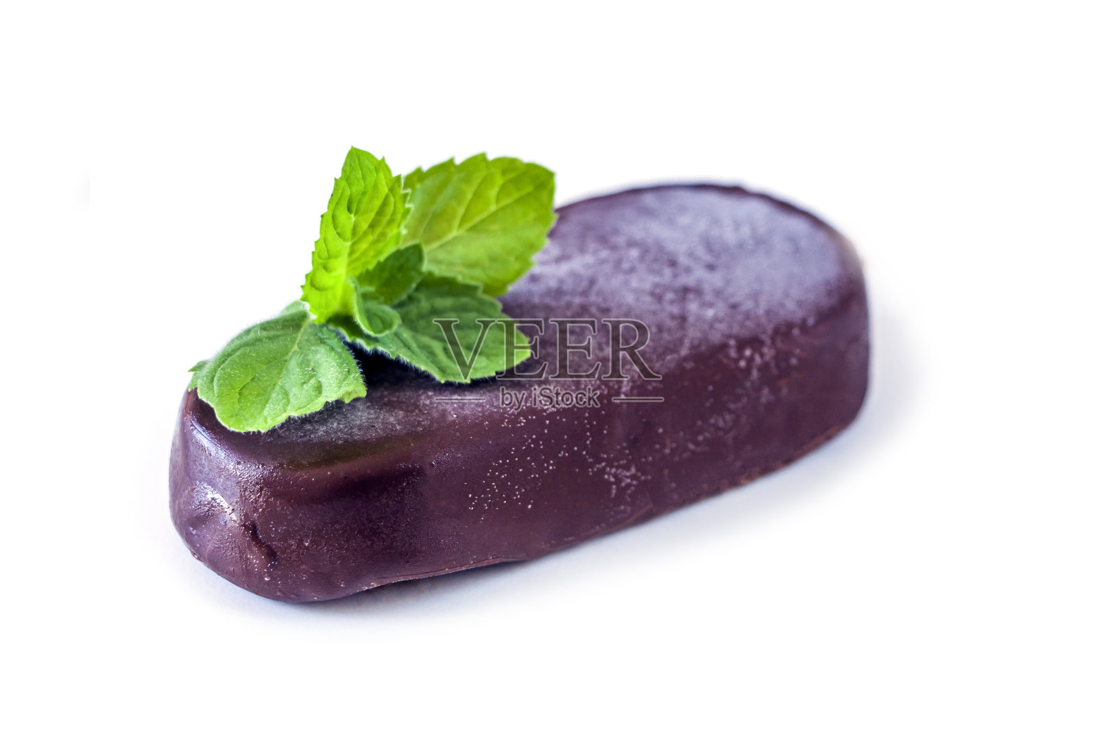 白色背景上的巧克力薄荷冰淇淋。自制奶油牛奶冰棒与薄荷叶接近。在炎热的夏日清凉的甜蜜。极简主义,照片摄影图片