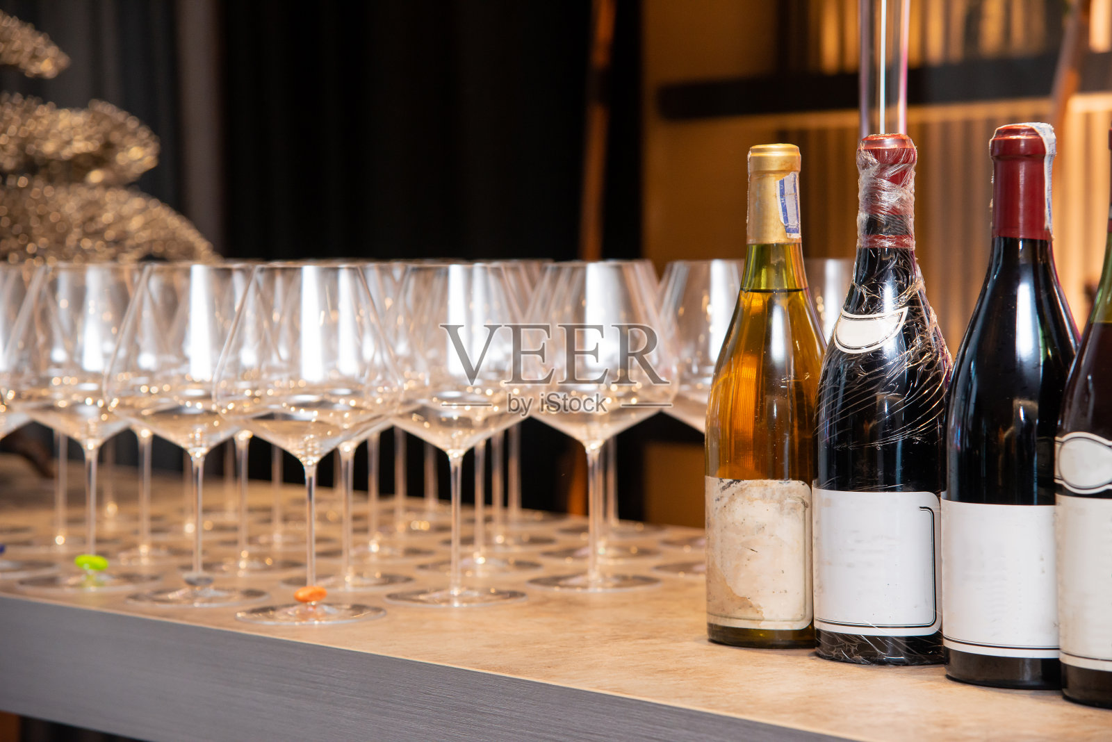 排红葡萄酒和白葡萄酒在葡萄酒测试活动照片摄影图片