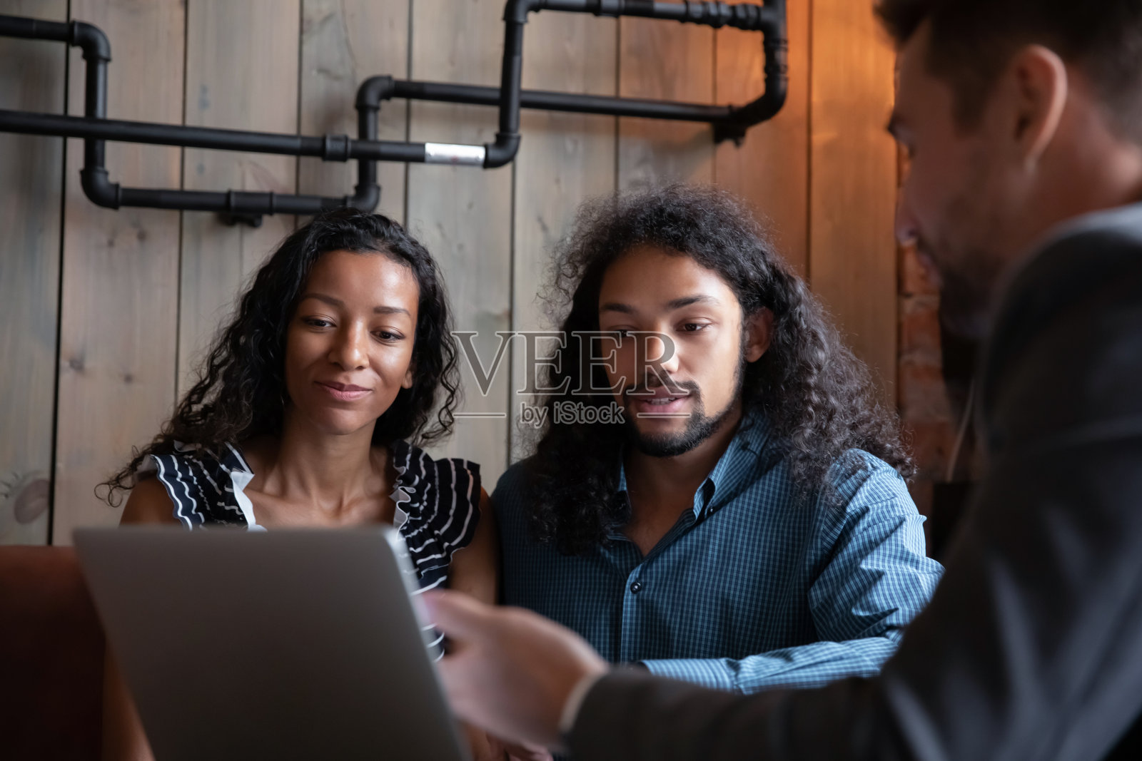 幸福年轻的非洲裔美国夫妇听房地产经纪人会议照片摄影图片
