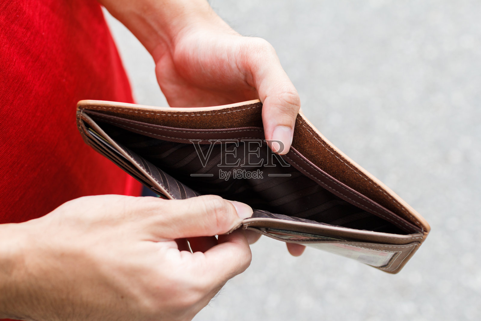 一个特写手男子打开一个空钱包。照片摄影图片
