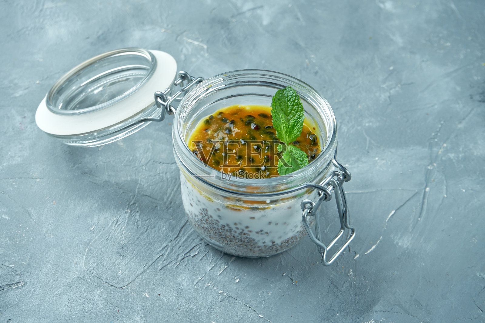 玻璃罐里的芒果甜品。经典的芒果布丁。开胃点心照片摄影图片