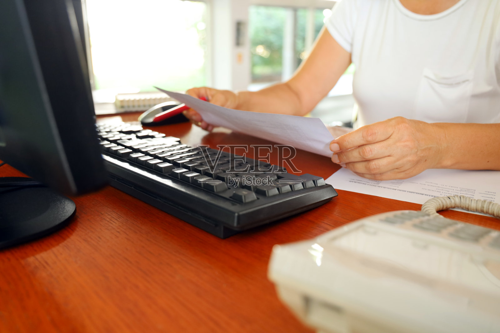 黑色的电脑键盘,女性的手在上面打字照片摄影图片