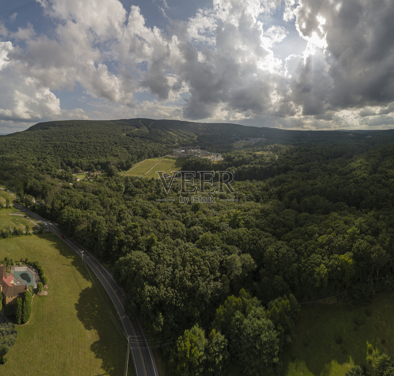云在山脉。从宾夕法尼亚州波科诺斯的沙利文小径遥望特拉华水口照片摄影图片