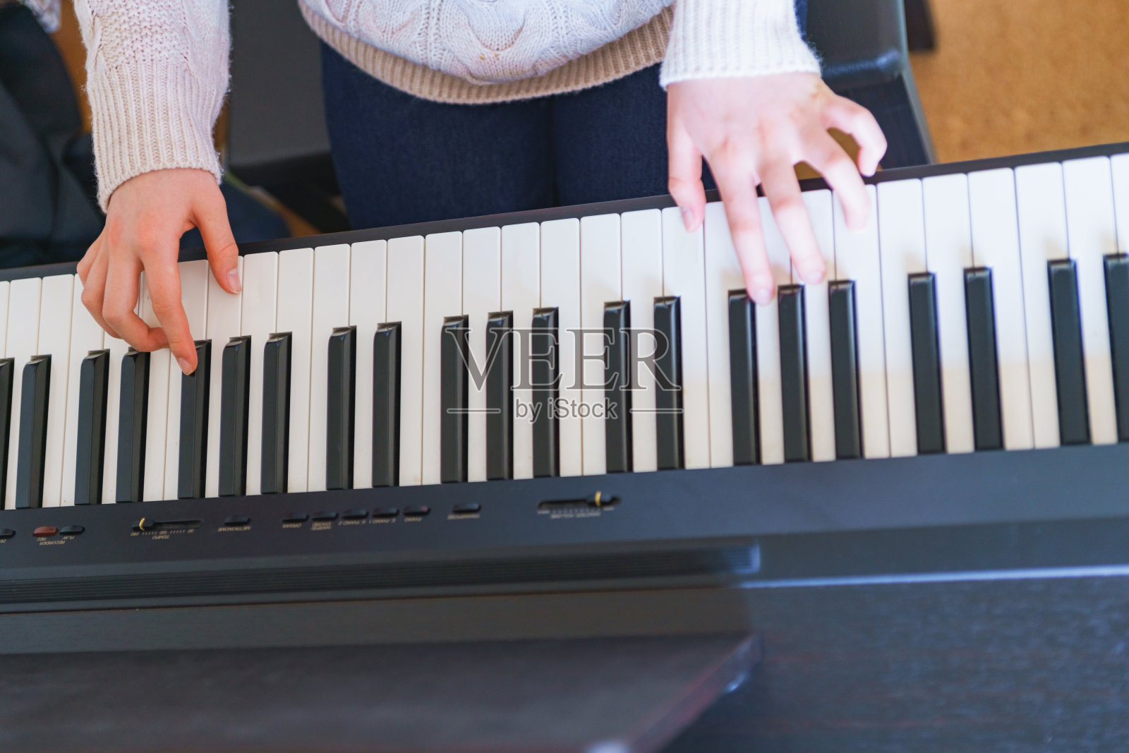 一个日本女孩在家里弹钢琴照片摄影图片