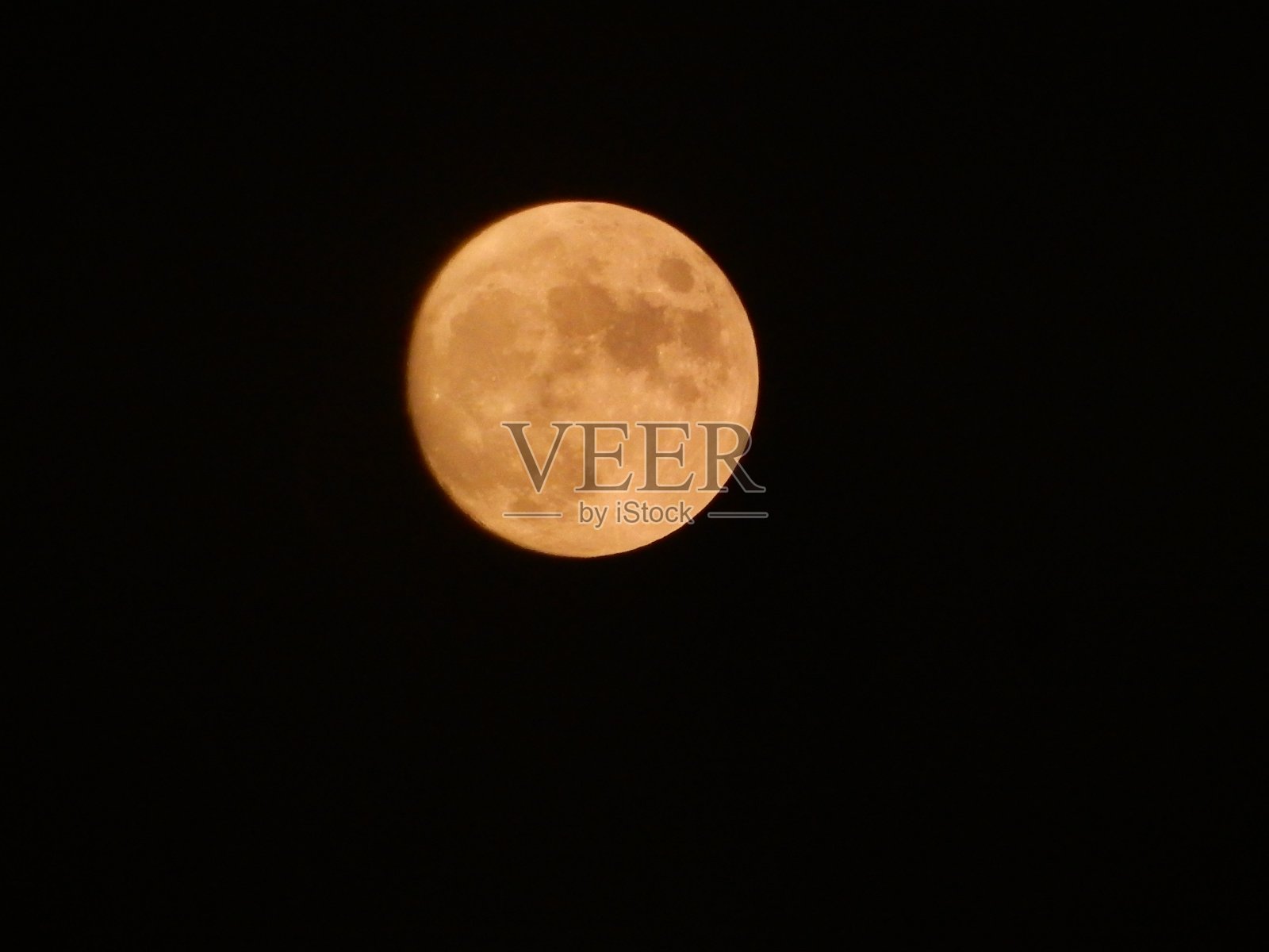 黑色天空中巨大的满月的特写照片摄影图片