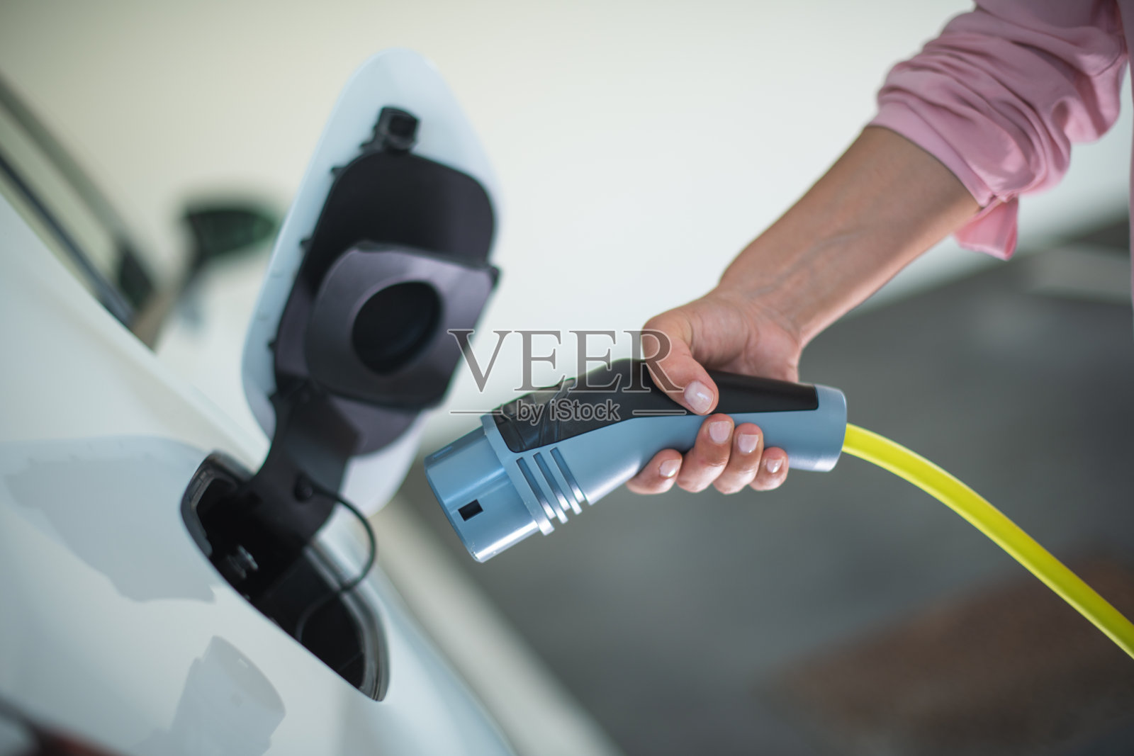 拿充电器照片摄影图片