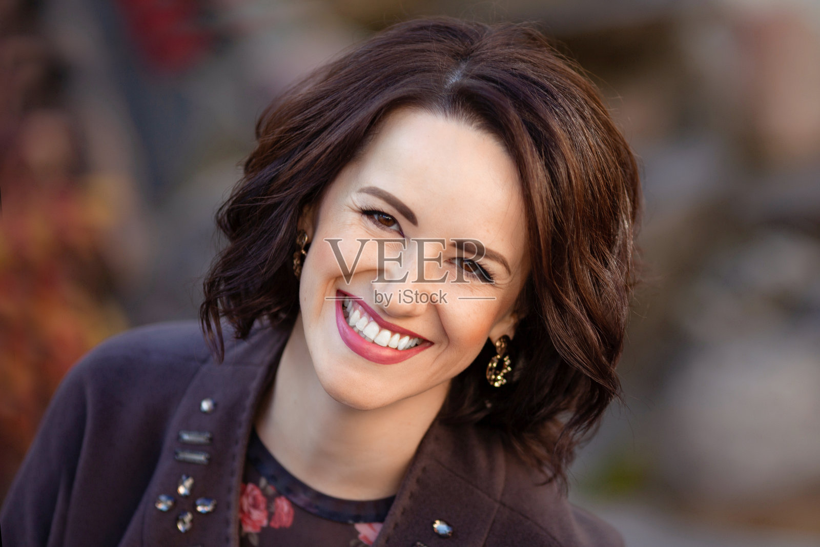 一个美丽自信的成年女人的肖像。秋天的时间。微笑的女性看着镜头。本空间照片摄影图片