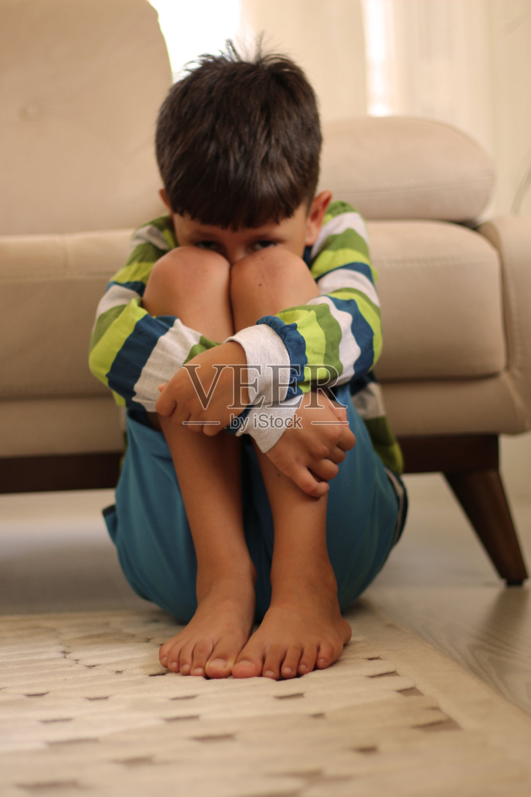 吓坏了的男孩照片摄影图片