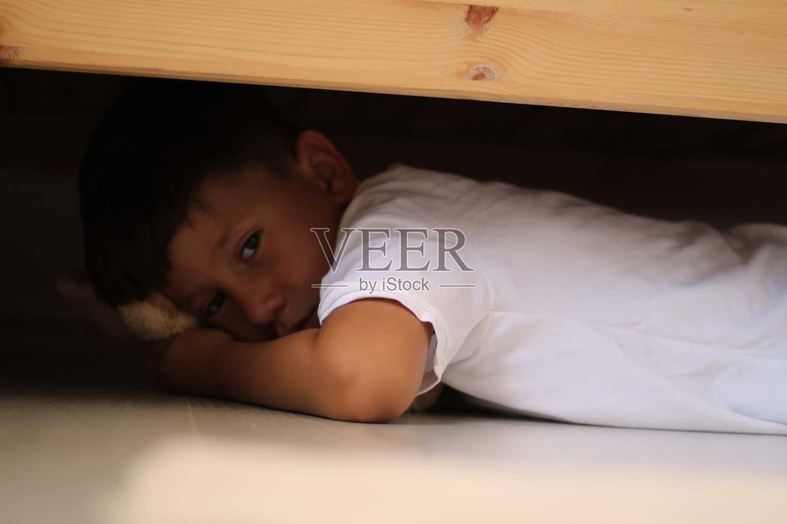 吓坏了的男孩照片摄影图片