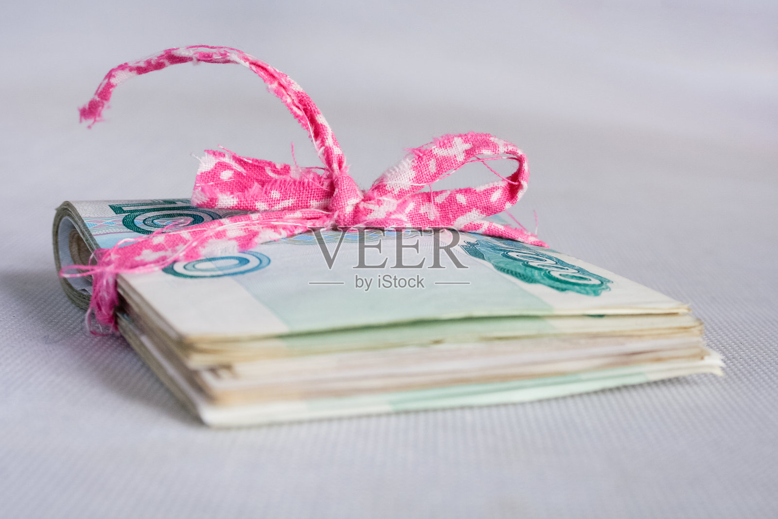 未雨绸缪。卢布储蓄。照片摄影图片