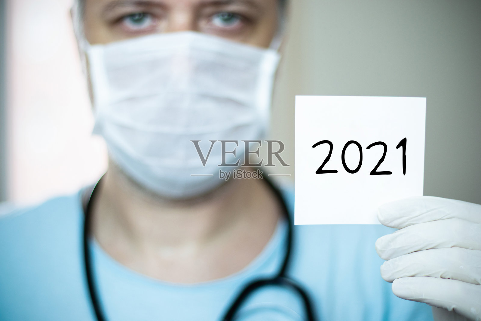 医生给他看写着2021年的纸。照片摄影图片