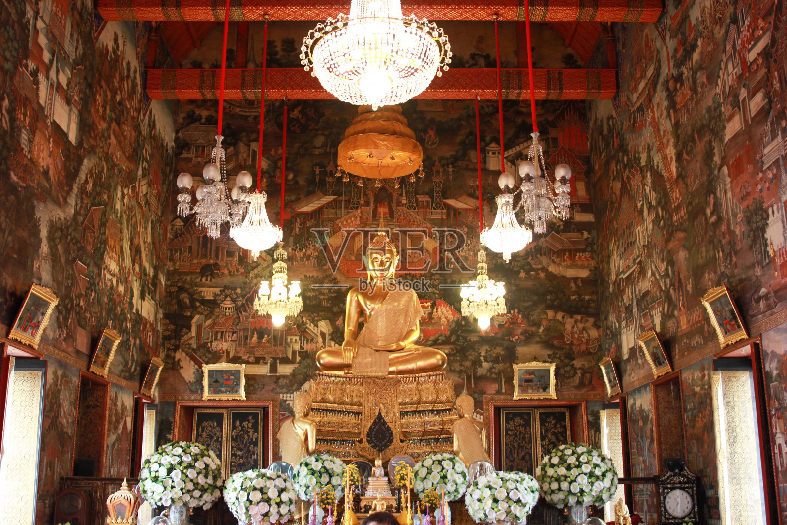 大殿里有佛像照片摄影图片