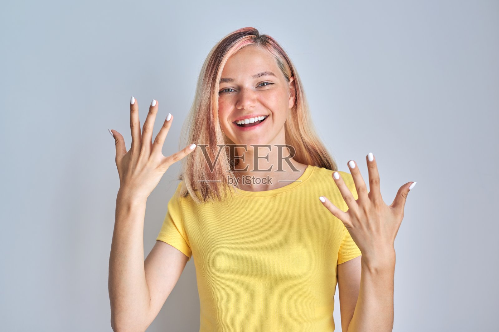 近距离谈论迷人的少女16,17岁看网络摄像头照片摄影图片