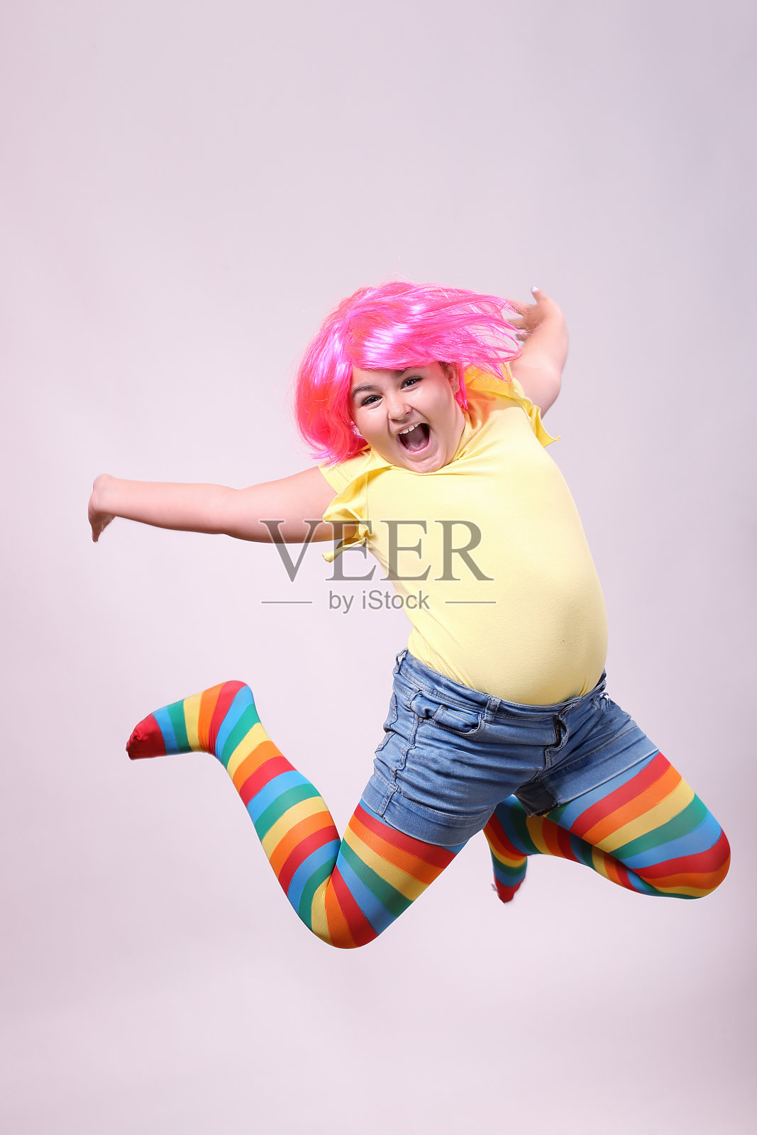 尖叫跳跃的女孩照片摄影图片