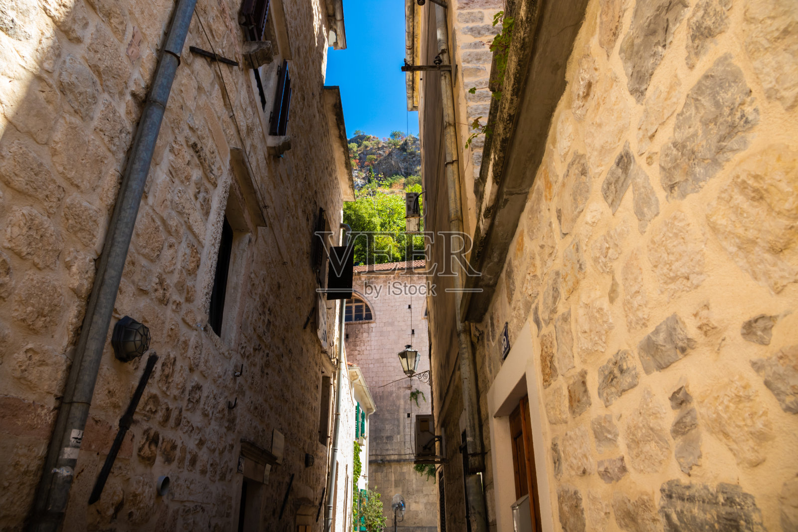 科托尔老城非常狭窄的街道,石头房子和阳光明媚的一天照片摄影图片