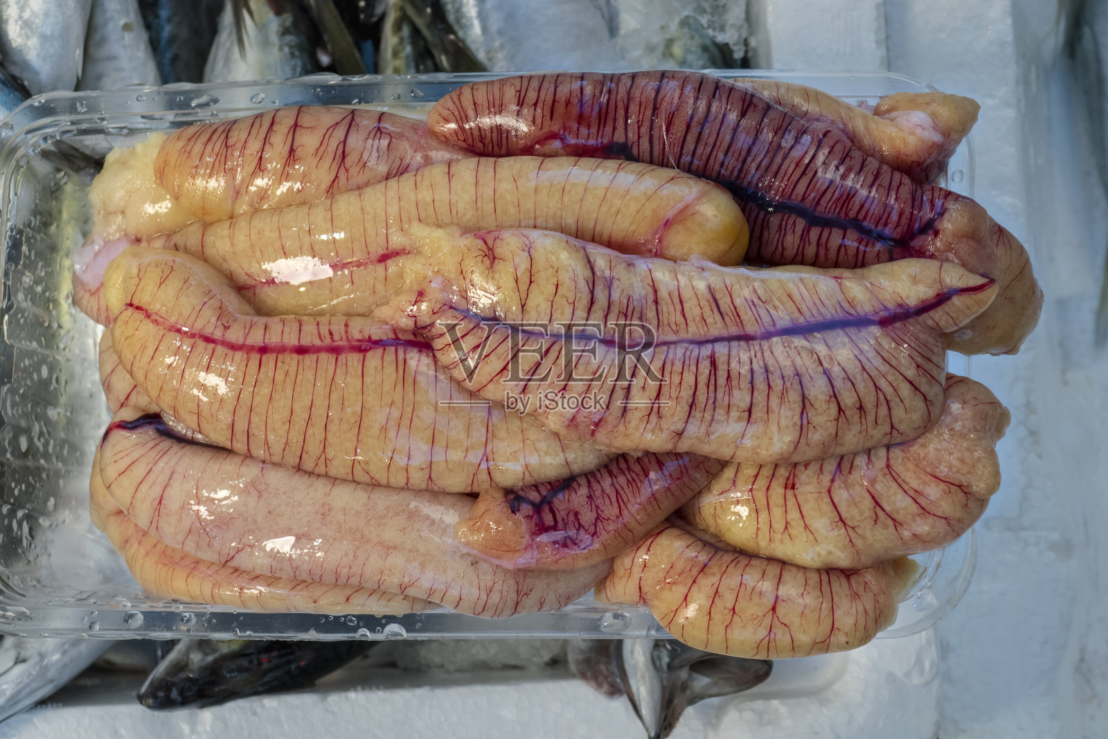 在市场或集市柜台上的生鱼卵。火鸡照片摄影图片