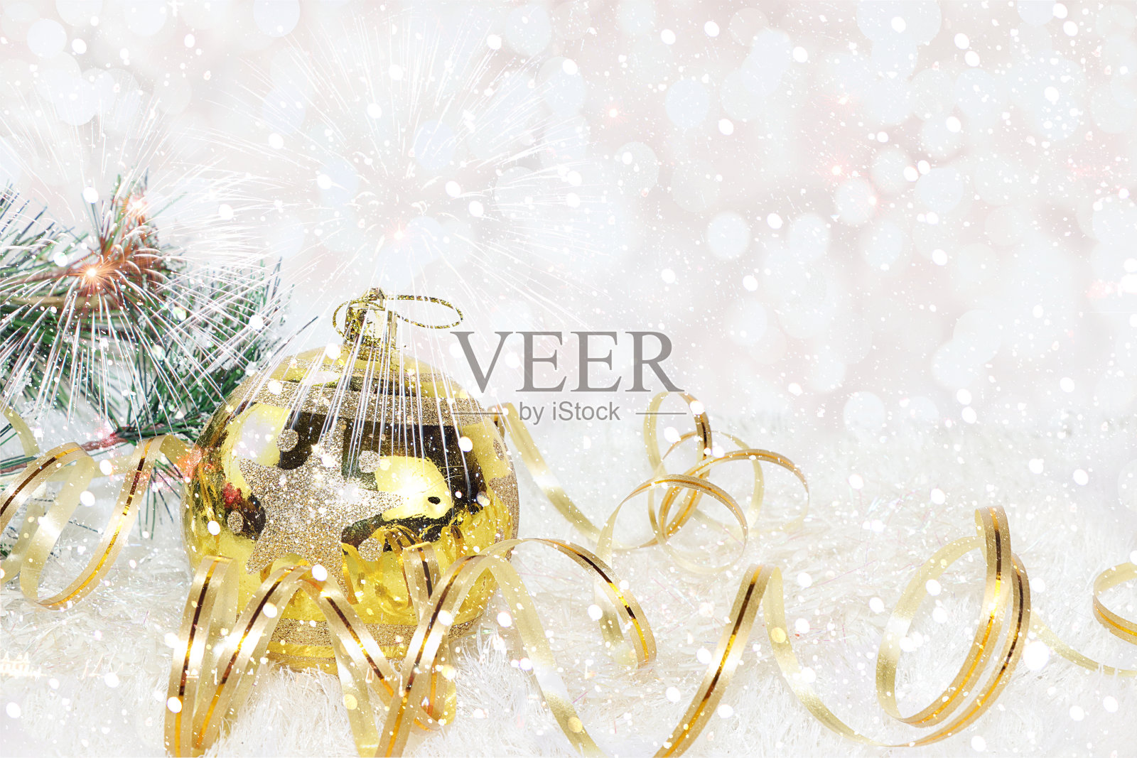 以散景灯为新年背景,用松果和雪花装饰树枝。圣诞贺卡,展示横幅,节日促销产品设置,照片摄影图片