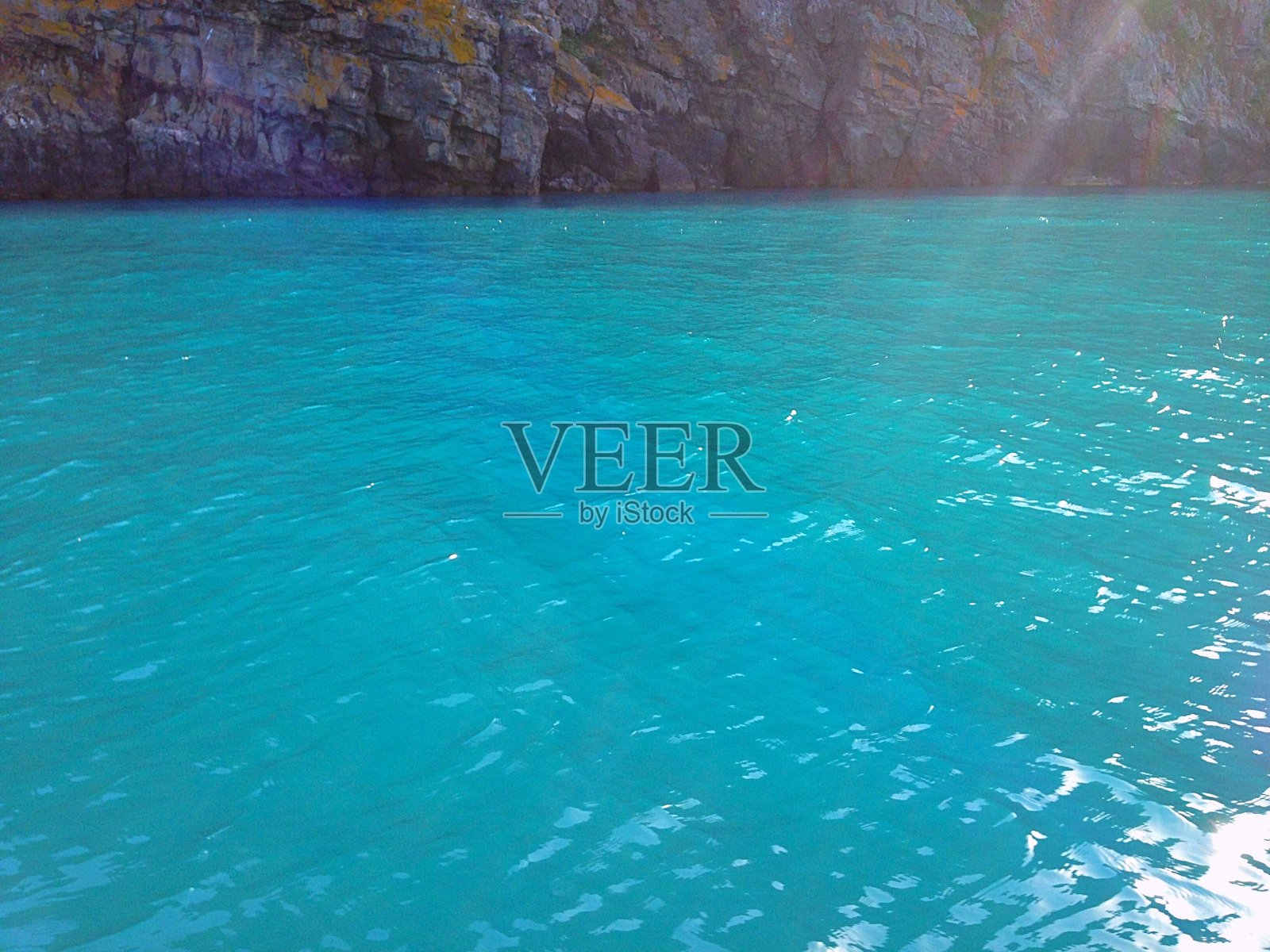 多岩石的海岸。照片摄影图片