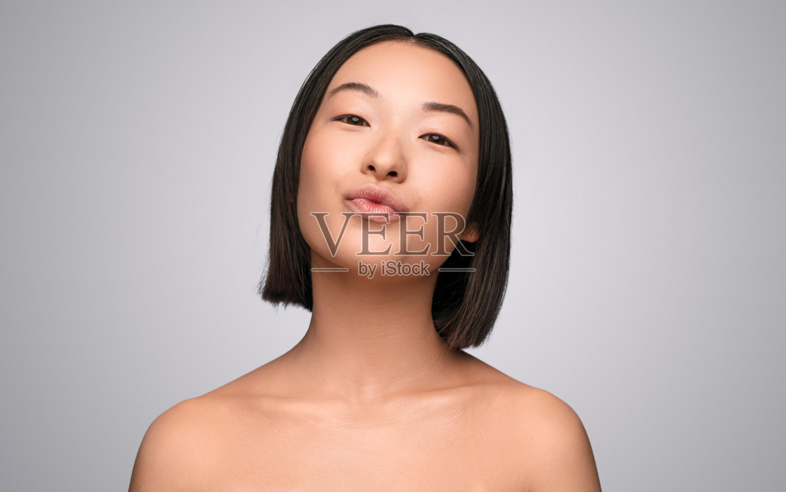 亚洲模特与干净的皮肤噘嘴照片摄影图片
