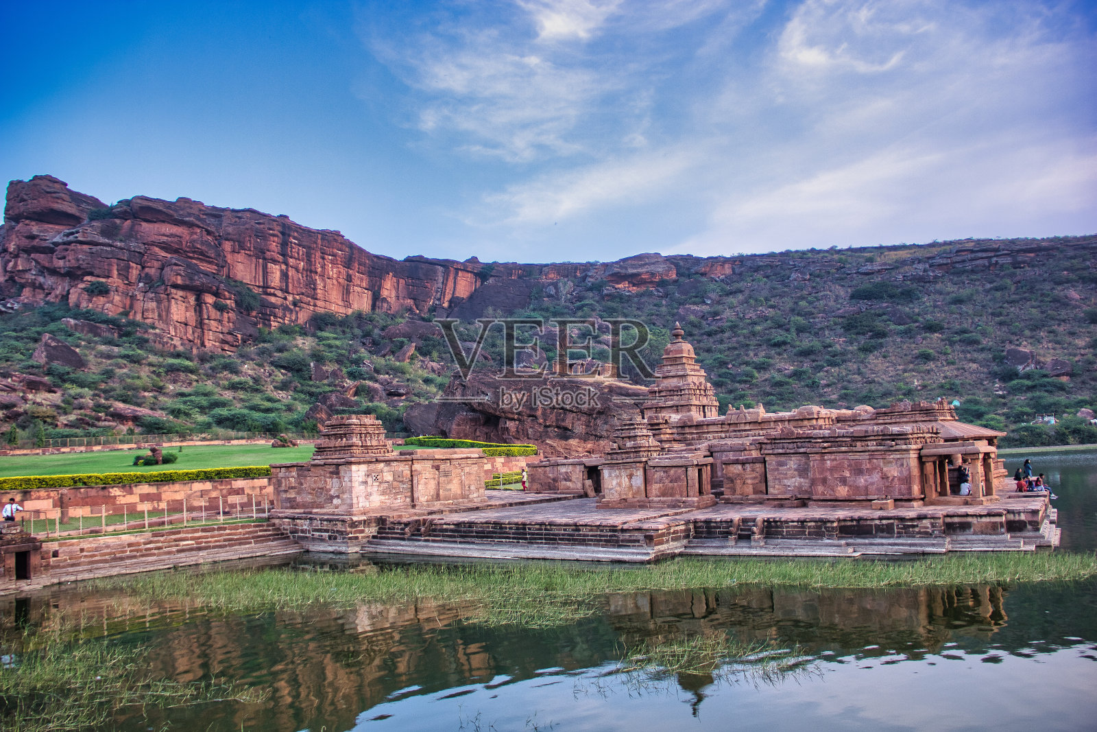 印度卡纳塔克邦Chalukyas的巴达米洞穴和岩石切割结构的寺庙(湿婆布纳特寺庙)照片摄影图片