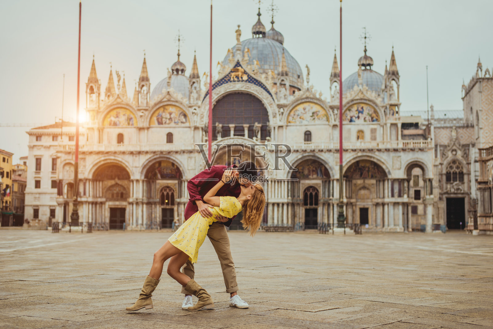 一对在意大利威尼斯旅游的夫妇照片摄影图片