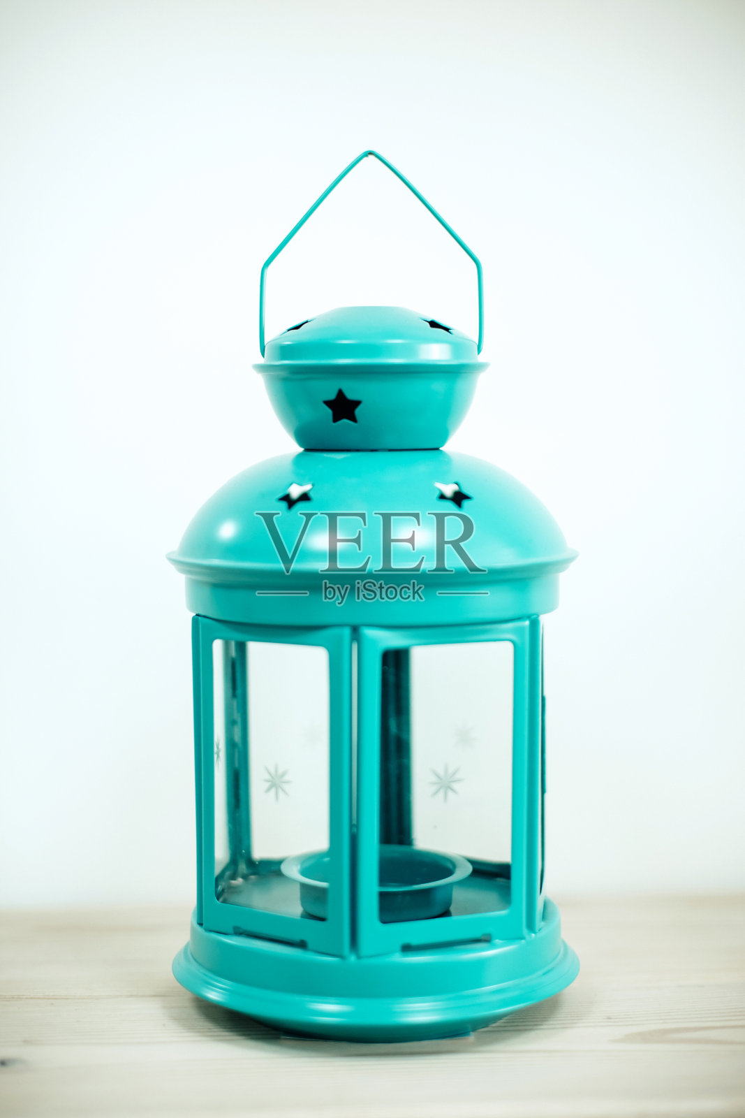 蓝色的装饰灯立在灯光背景上照片摄影图片