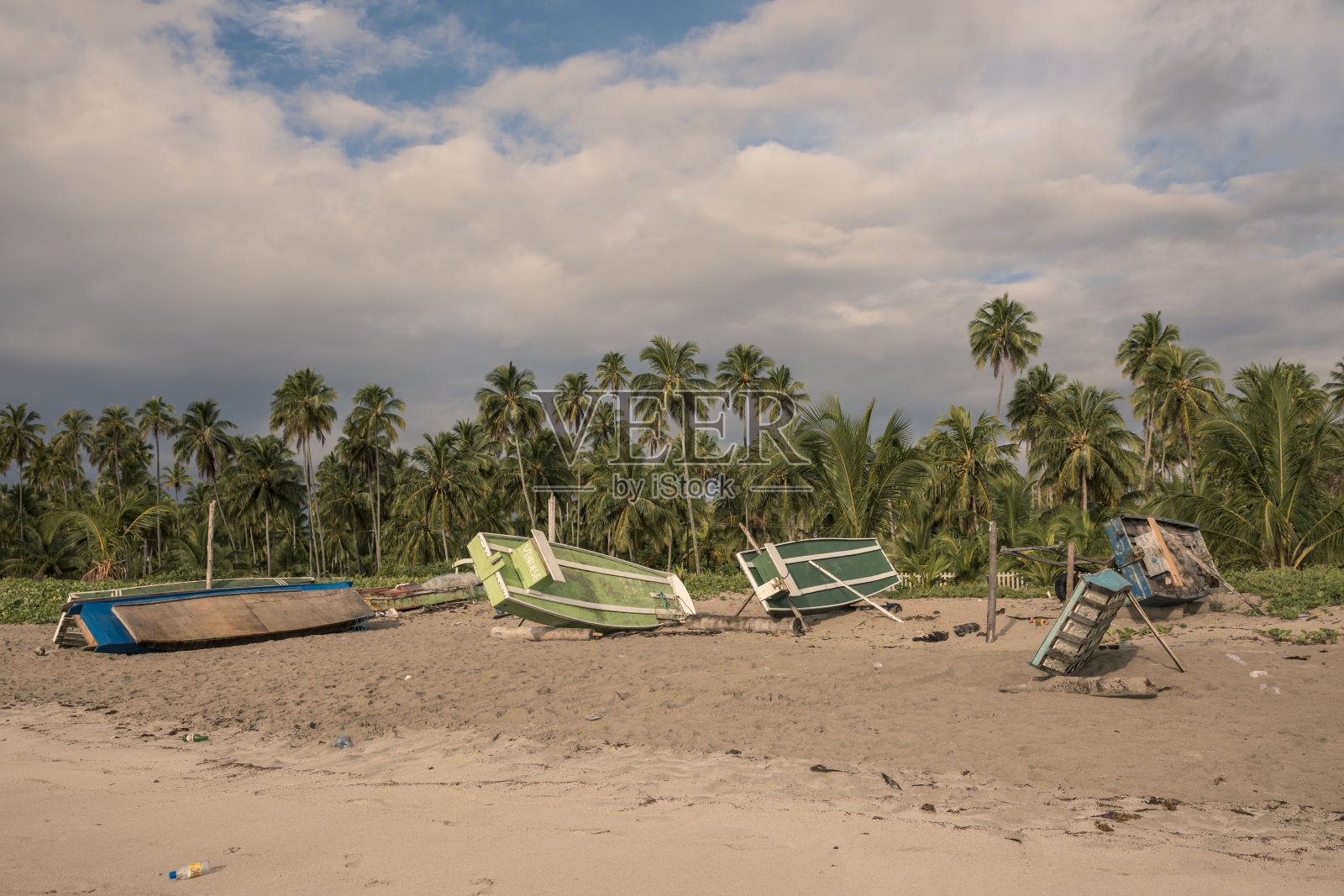 沙滩上的旧船照片摄影图片