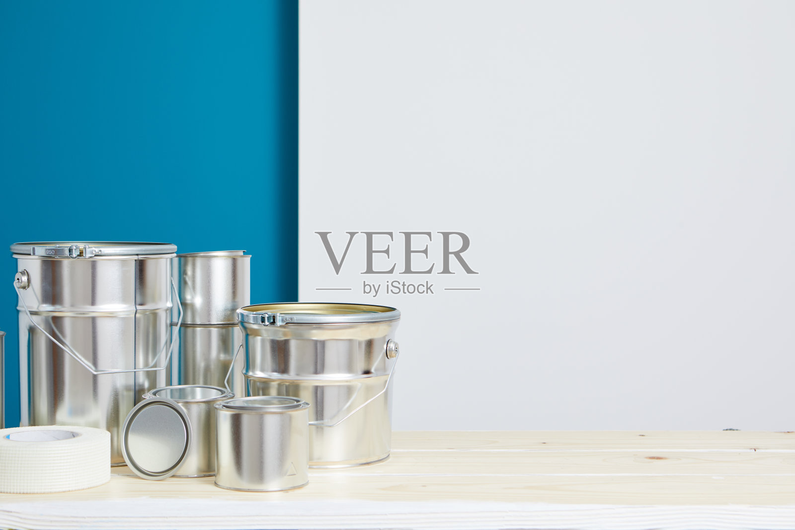 油漆刷子和罐子放在车间的桌子上。油漆配件为油漆准备。照片摄影图片