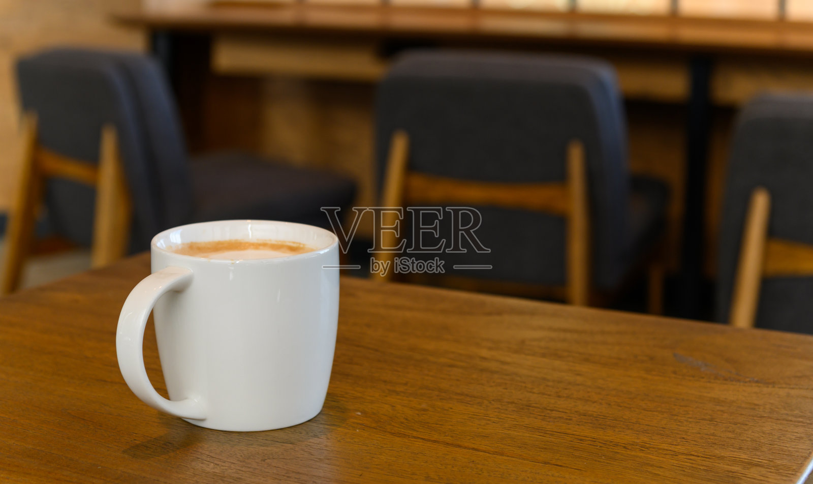 咖啡咖啡馆木桌上的白咖啡杯和热卡布奇诺咖啡。用于添加文本的复制空间照片摄影图片