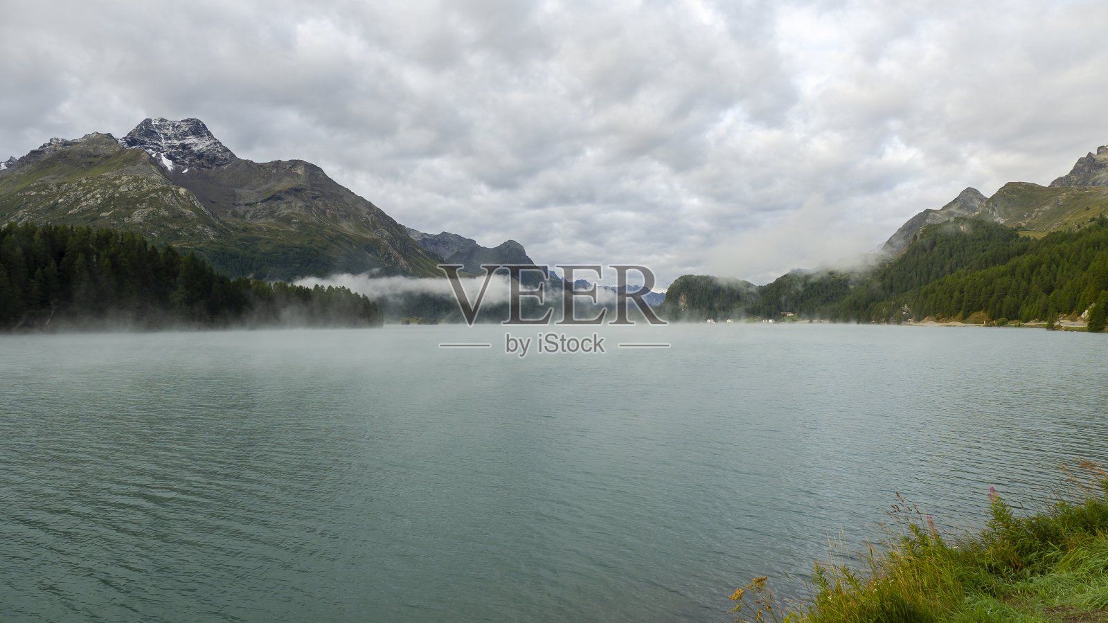 瑞士的Maloja山口。秋天的早晨,锡尔斯湖的风景。雾笼罩着湖面和海岸。传统的瑞士比赛。自然景观照片摄影图片