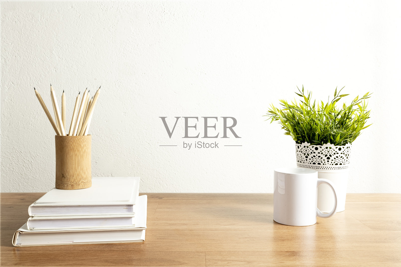 桌面混合在一张白色的办公桌子上。照片摄影图片