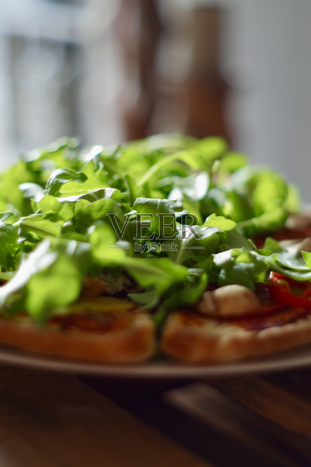 素食披萨上面有芝麻菜沙拉照片摄影图片