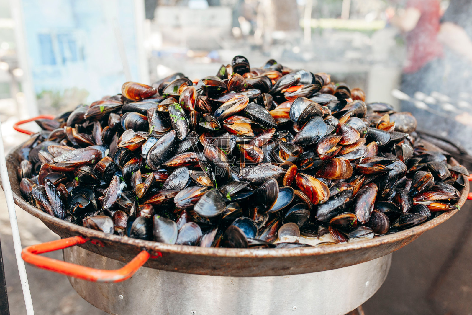 在大桶里煮的贻贝照片摄影图片