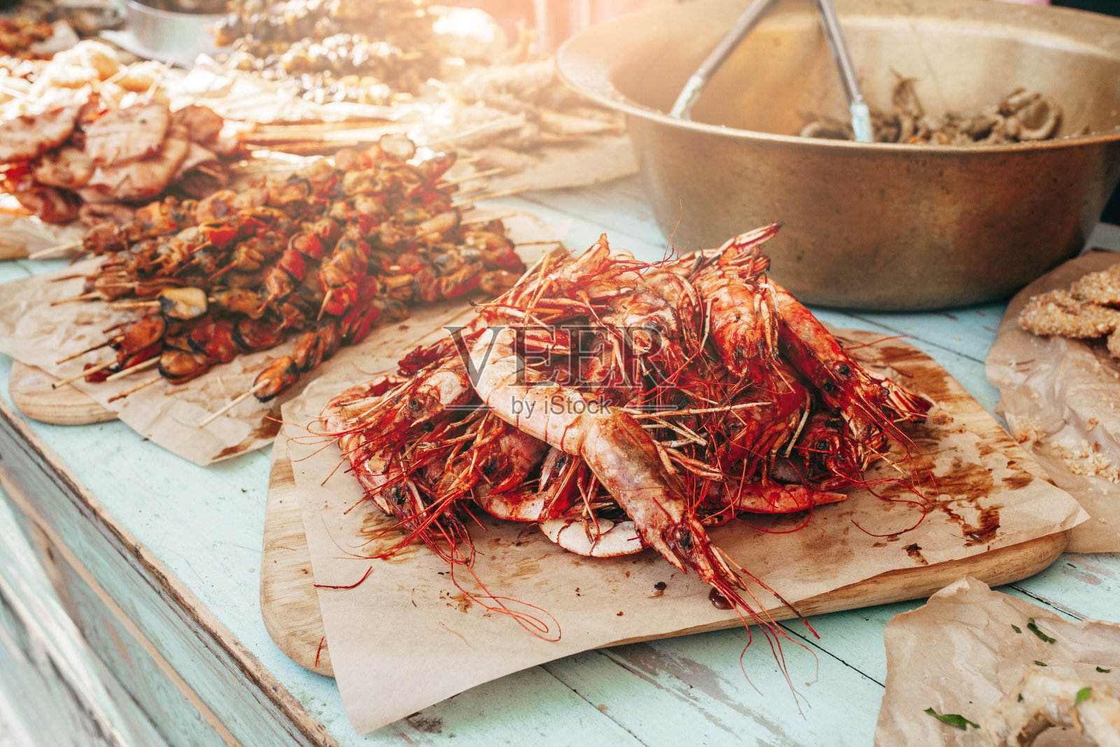 卖传统街头小吃的小吃摊照片摄影图片