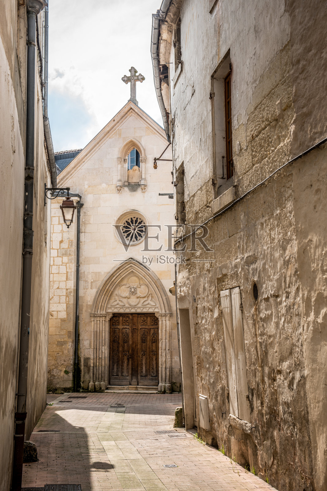 法国圣普瓦图-沙朗特通往教堂的小巷照片摄影图片