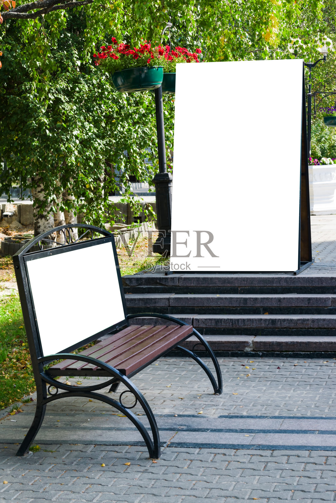 夏季城市街道上的空白白色广告布局。广告木质广告牌与空间的副本。模仿,被太阳照亮。照片摄影图片