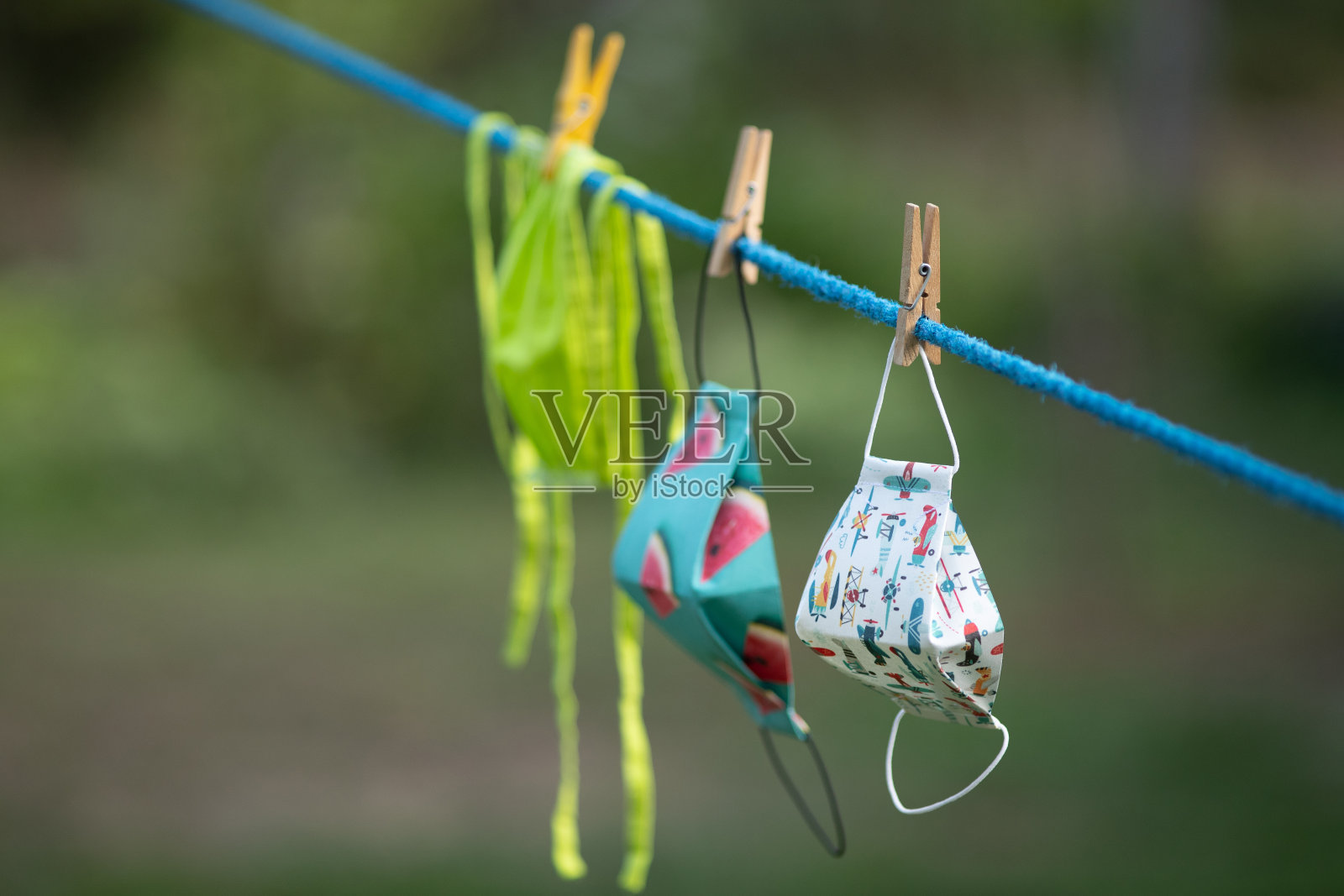 面料防护口罩在衣架上晾晒照片摄影图片