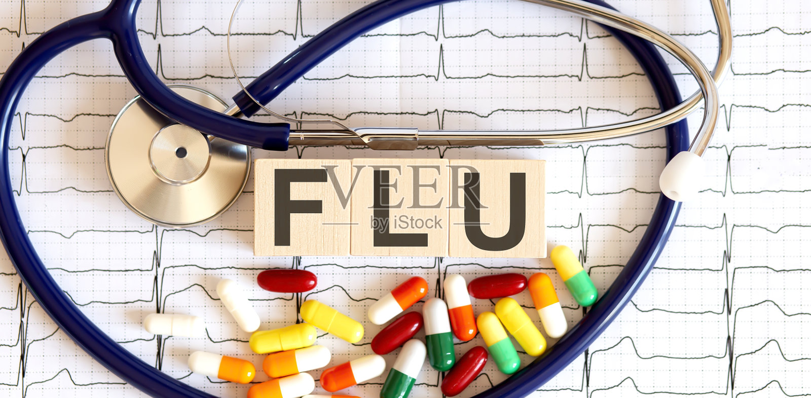 上面写着流感的木块还有听诊器药丸照片摄影图片