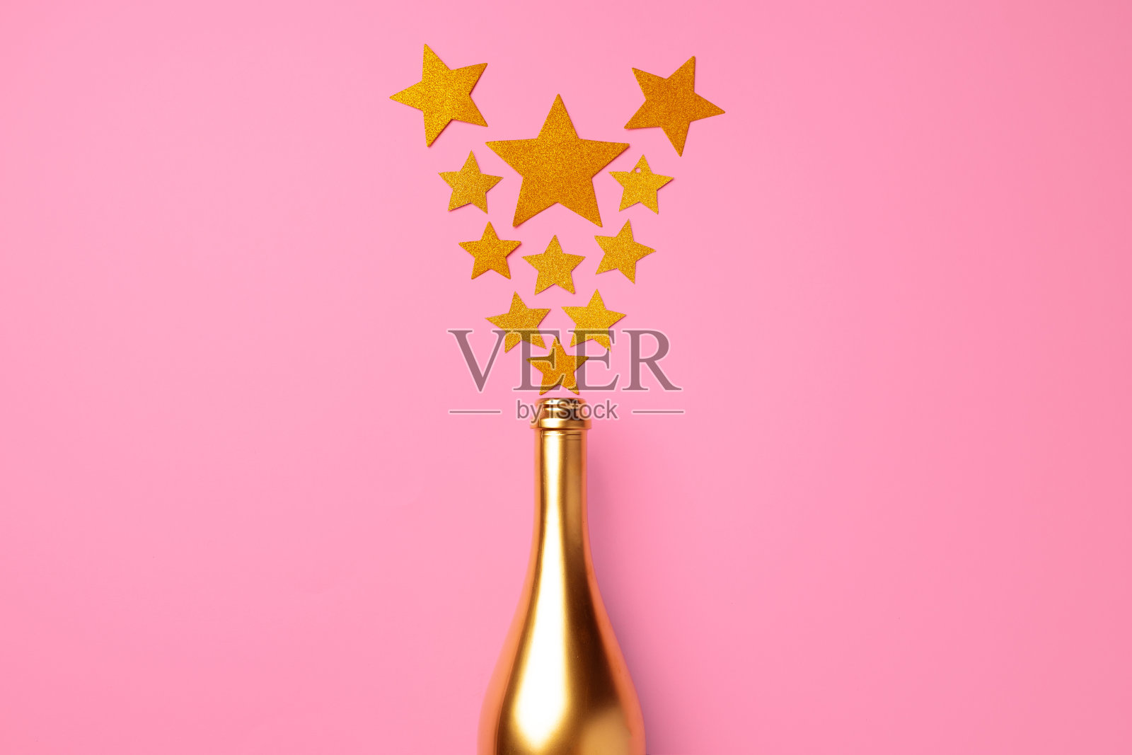 香槟瓶与五彩纸屑平铺俯视图照片摄影图片