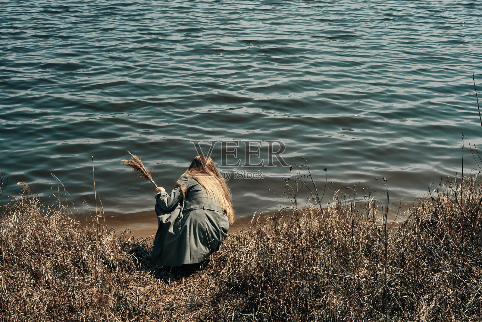 那女孩沿着湖岸散步。下降。露营。极简主义。照片摄影图片