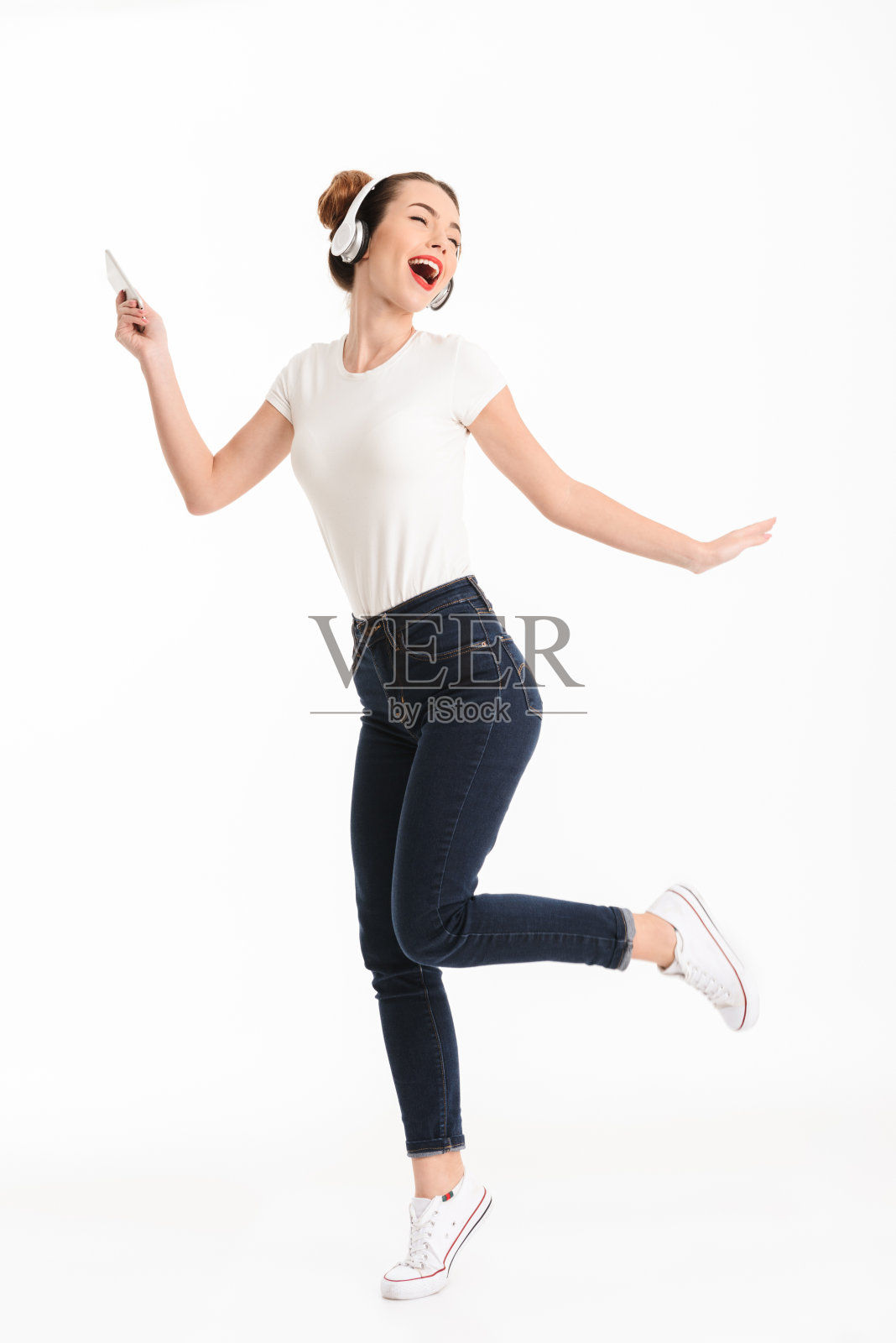 一个快乐随意的女孩的全身像照片摄影图片