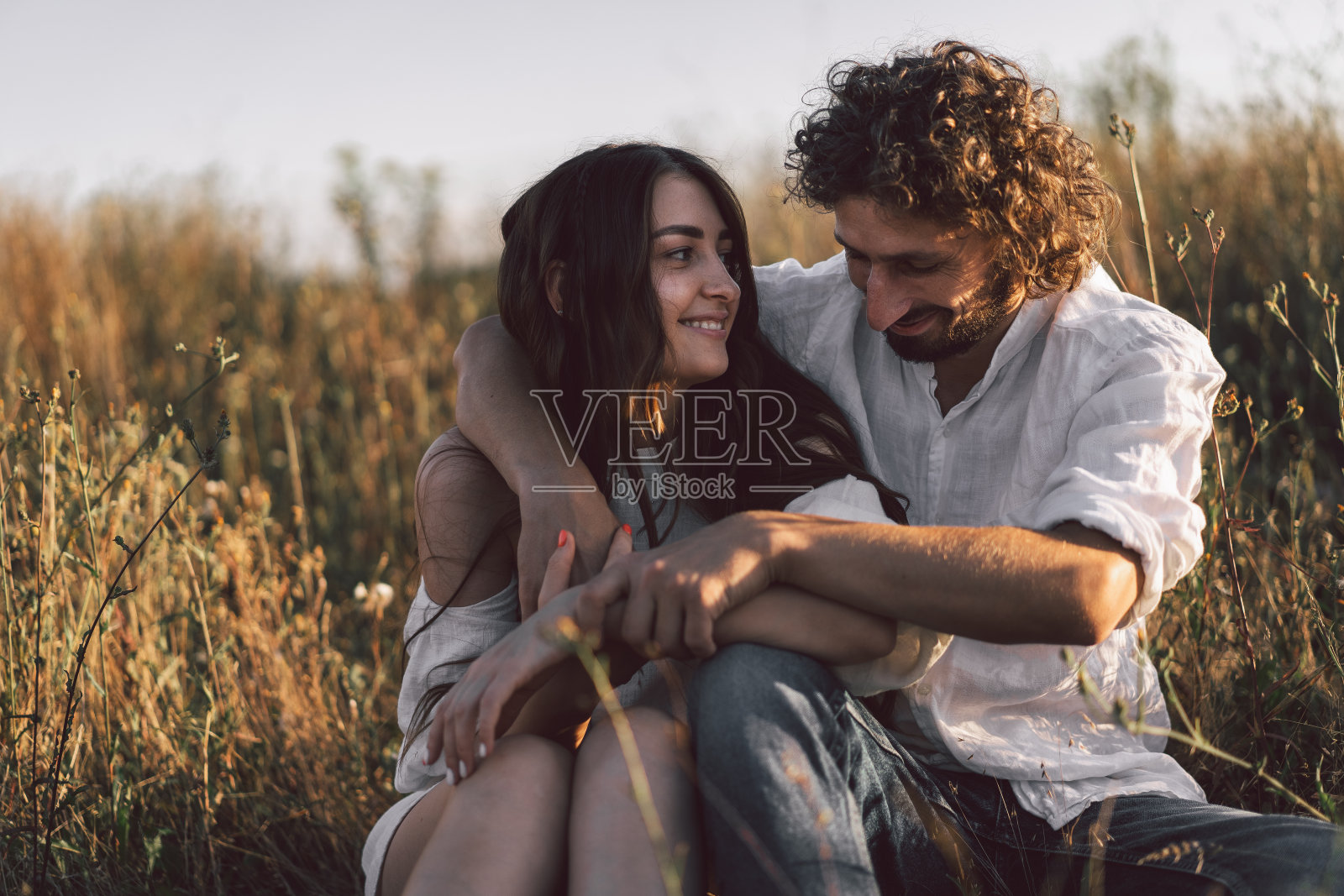 情侣在自然中相拥,幸福相伴照片摄影图片