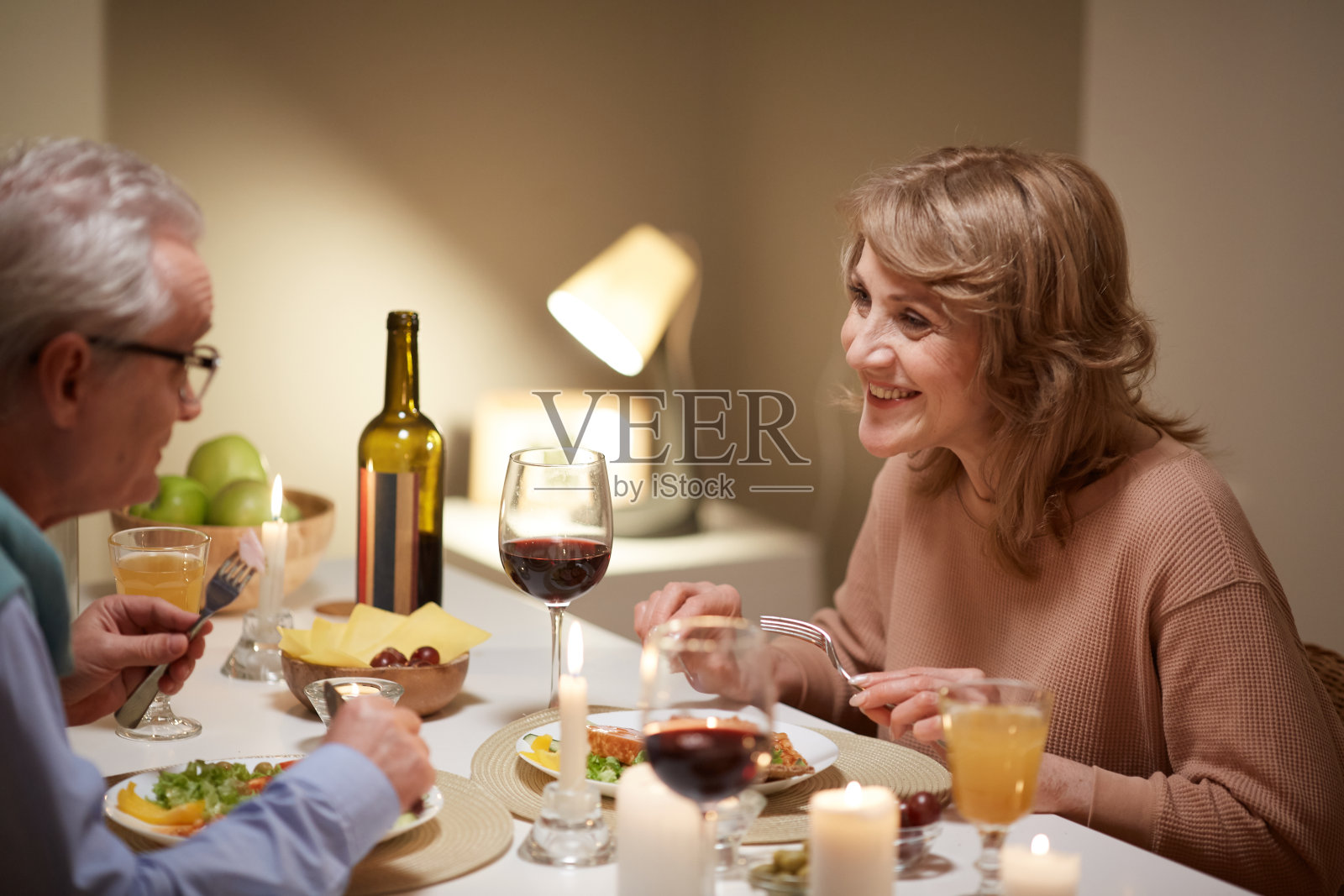 幸福的家庭晚餐照片摄影图片