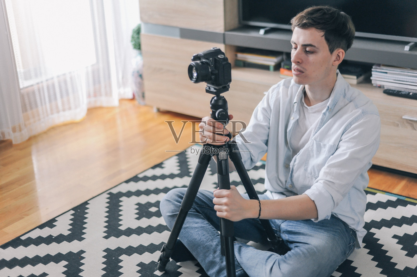 视频博主正在修理他的设备照片摄影图片